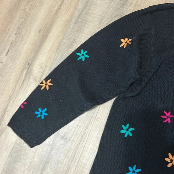 Vintage large Black floral sweater with multicolored ribbon flowers - Picture 2 of 11